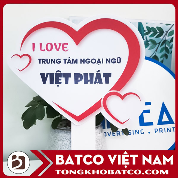 Mẫu bảng cầm tay in logo thương hiệu